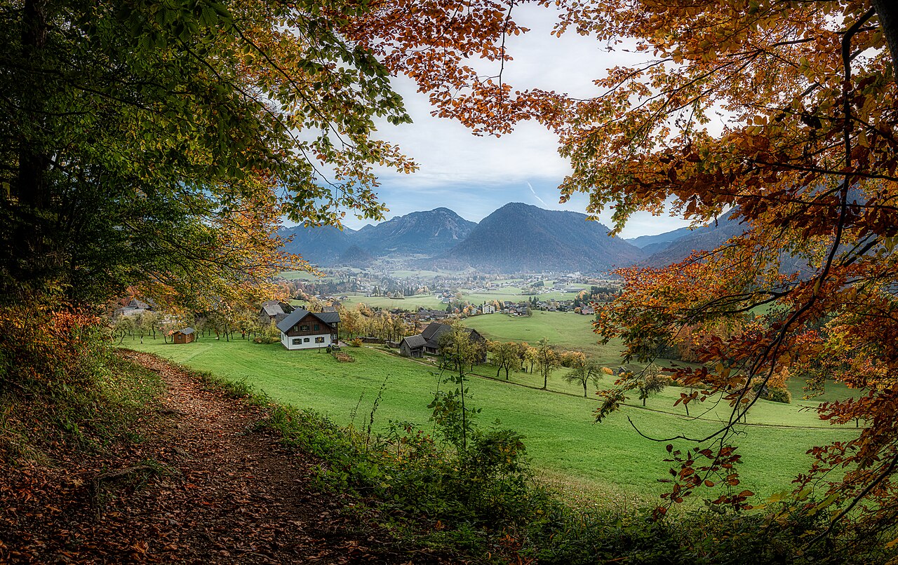 Herbstlicher Wanderweg oberhalb von Bad Aussee mit Wiesen und Bergen